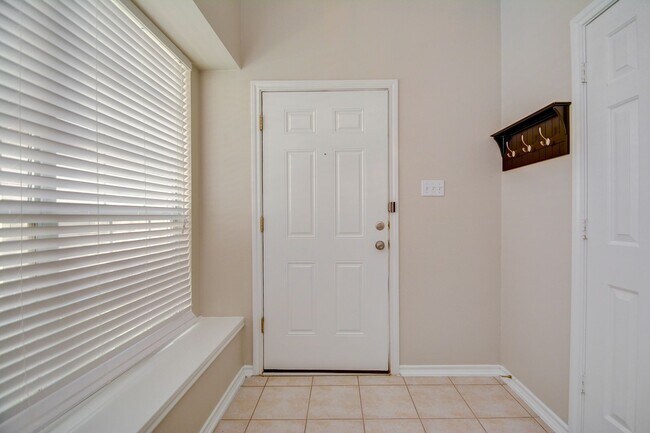 Foto del edificio - Lovelty 3 bed/ 2.5 bath townhome!