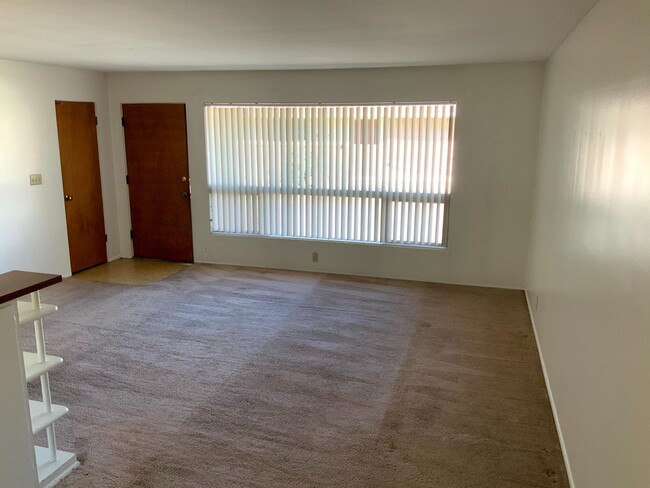 Building Photo - 2 Bedroom Near Harlow