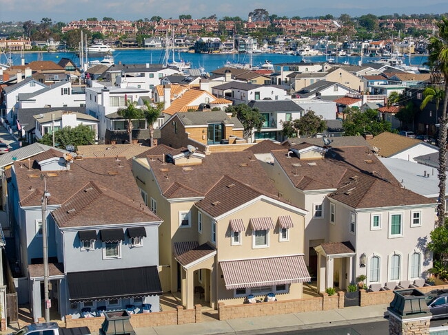 Foto del edificio - "Coastal Tommy Bahama at 208 East Balboa: Fully Furnished 3-Bed Sanctuary with Rooftop Deck