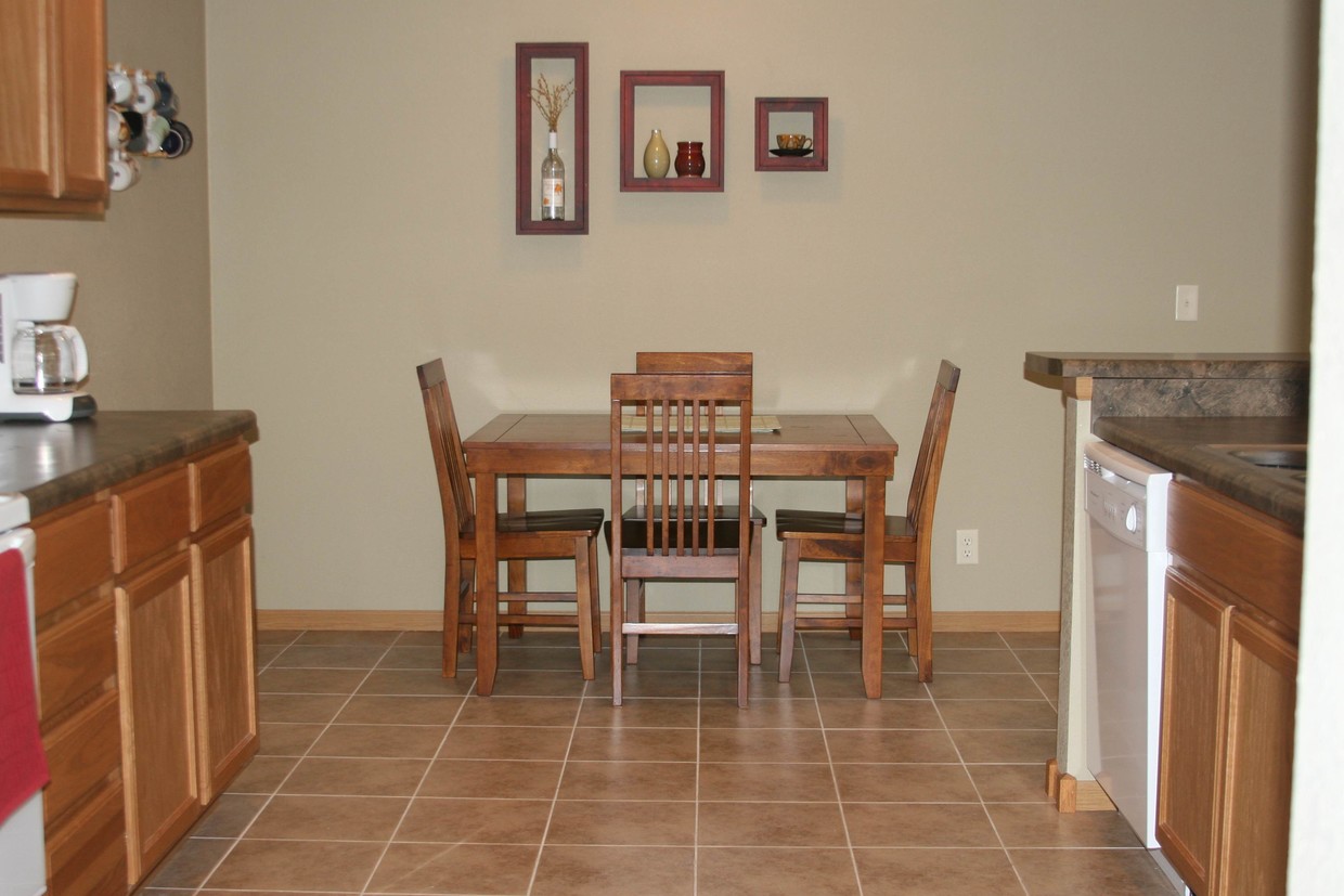 Primary Photo - 560 Cottonwood Dr