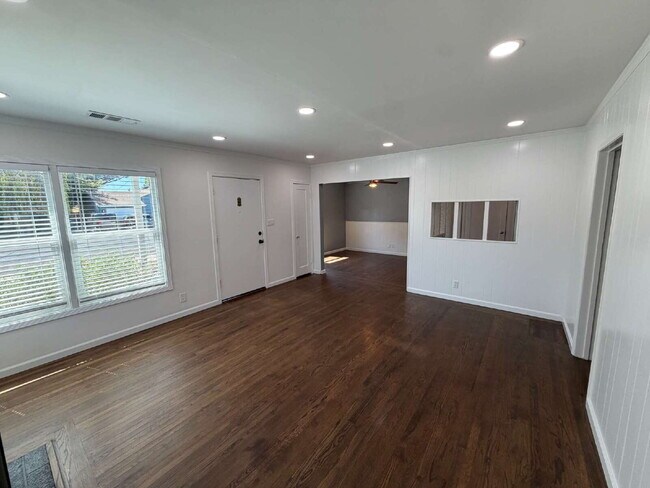 Foto del edificio - 2261 Hickory Dr