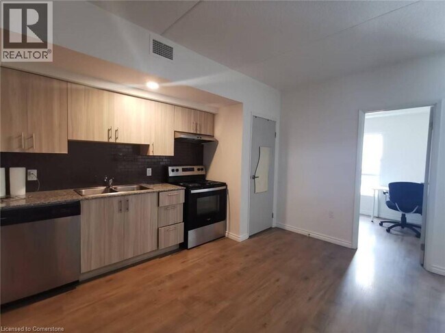Building Photo - 275 Larch St