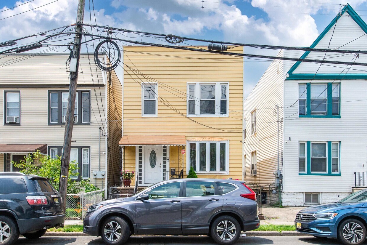 Primary Photo - 121 Custer Ave