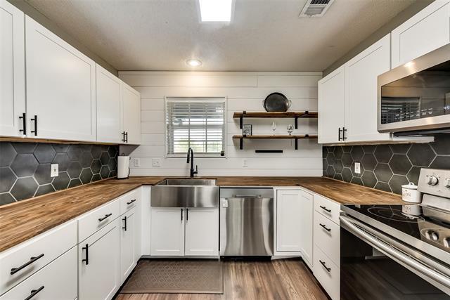 Building Photo - 6560 Meadow Ridge Cir