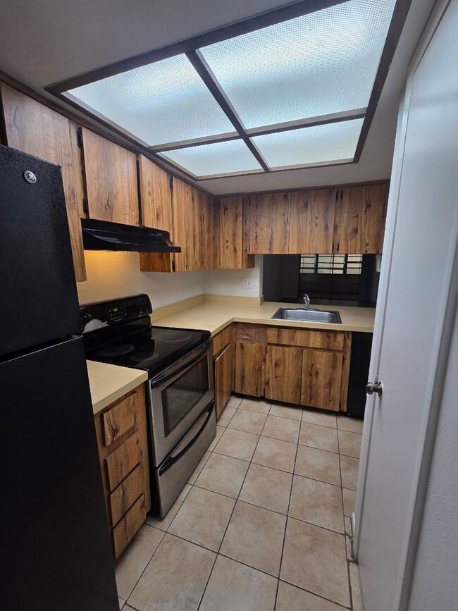 Building Photo - Updated 2/2 River Oaks Condo