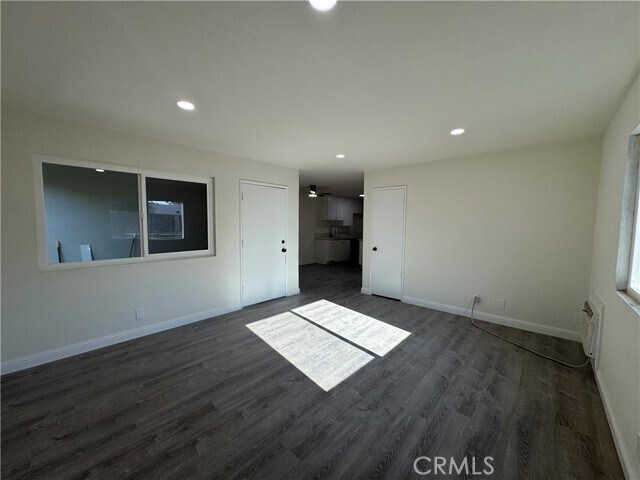 Building Photo - 486 N Oak St