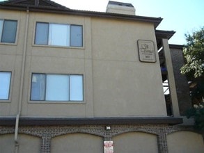 Building Photo - 807 W 25th St
