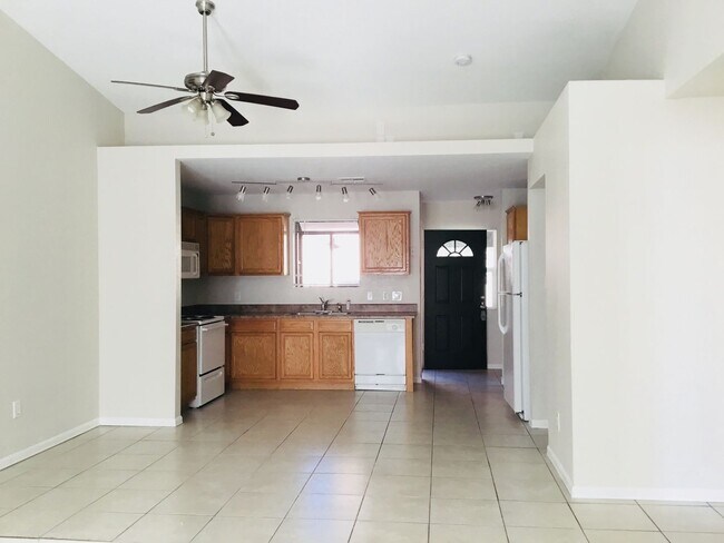 Foto del edificio - Beautifully remodeled 2bed/2ba Townhome - Ask about our Move-in Specials