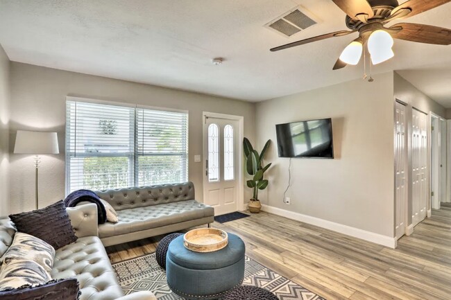 Building Photo - 7976 Shadow Run Dr