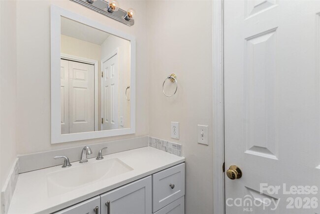 Foto del edificio - 1101 E Morehead St