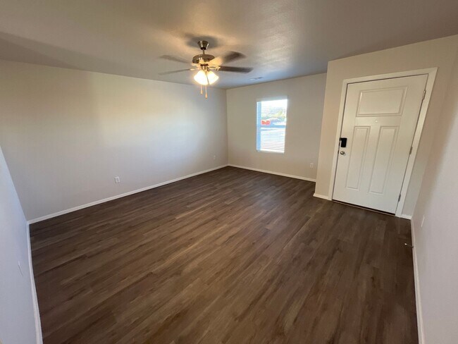Foto del edificio - *New Year, New Home Special* BRAND NEW Thr...