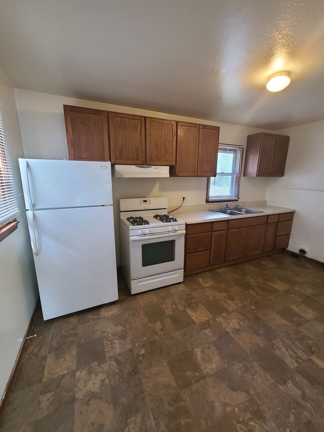 Building Photo - Pet Friendly Clean 2 bedroom with Large fe...