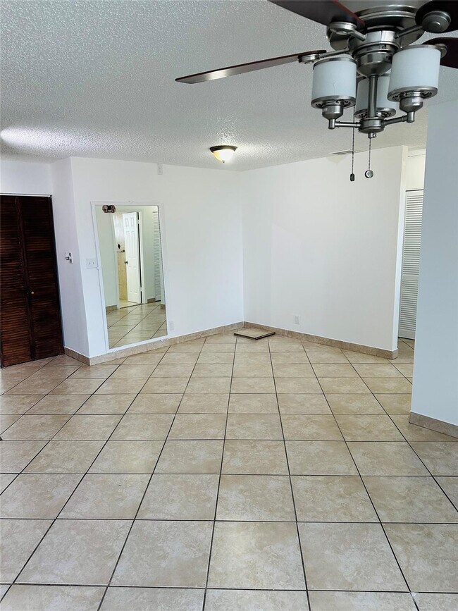 Foto del edificio - 10046 Winding Lake Rd