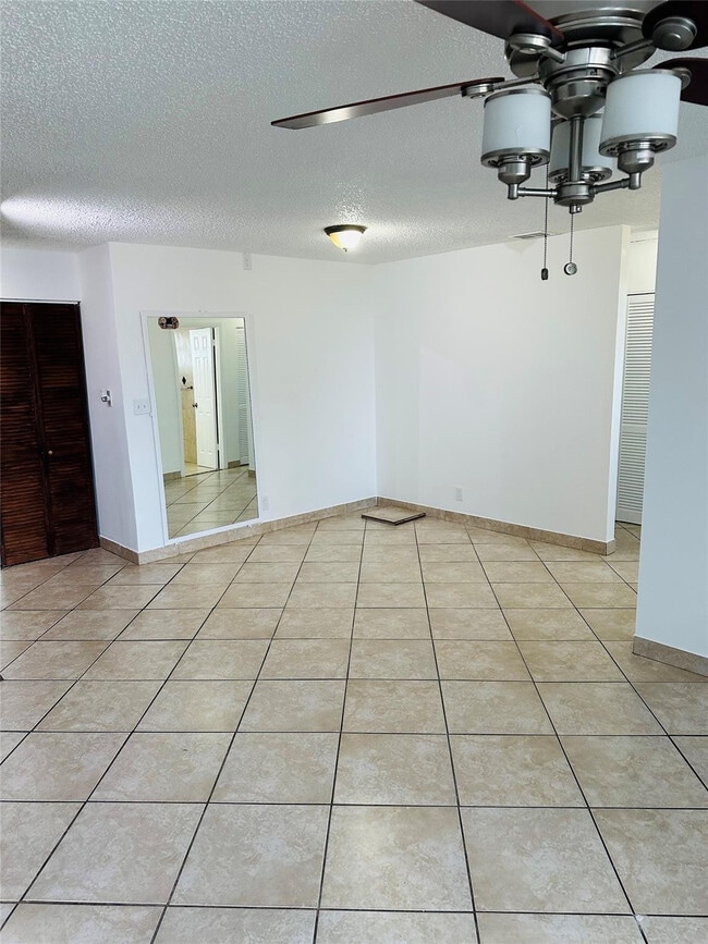 Building Photo - 10046 Winding Lake Rd