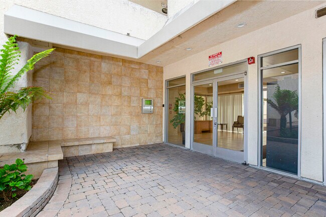 Foto del edificio - 5325 Newcastle Ave