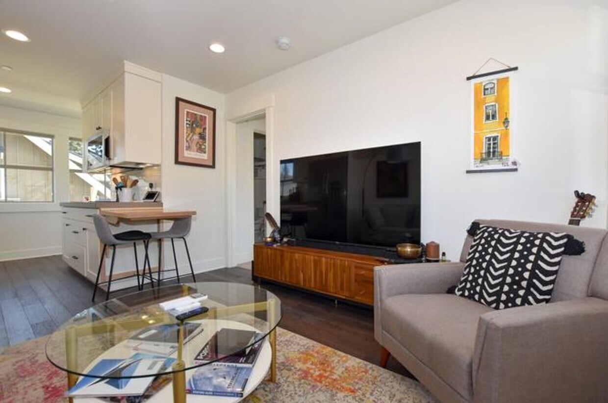 Foto principal - Charming 1 Bedroom Furnished Condo in NWX!