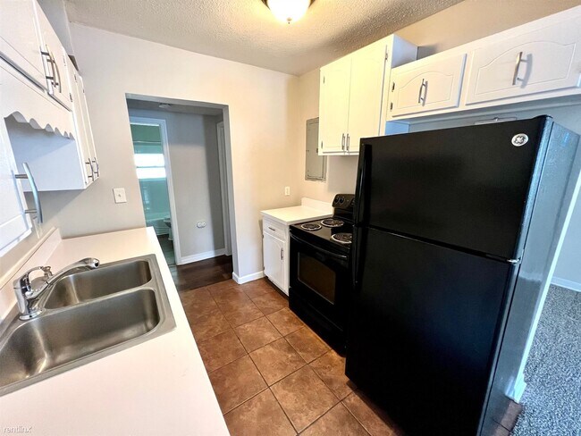 Building Photo - 4 br, 2 bath House - 2104 Evergreen Ave