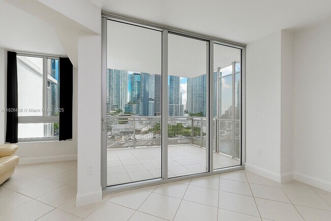 Foto del edificio - 350 S Miami Ave