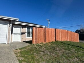 Building Photo - 600 Easy St