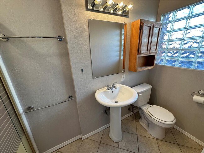 Building Photo - 4700 N Mayfair Dr