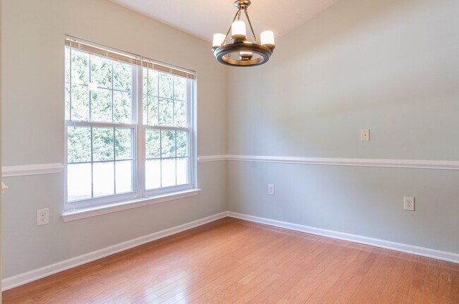 Foto del edificio - "Charming 3-Bed Oasis with Spacious 1800 sqft and Private Fenced Backyard in Huntersville!"