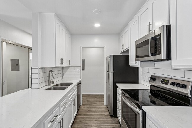 Interior Photo - 1635 North Martel Avenue