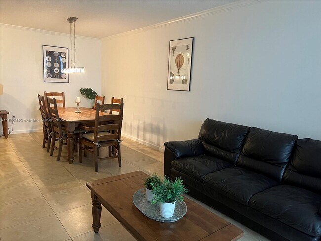 Foto del edificio - 17150 N Bay Rd