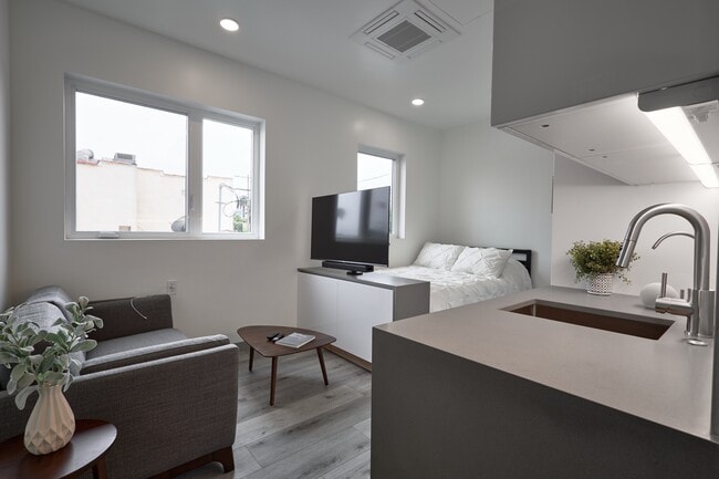 Building Photo - 2929 S La Brea Ave