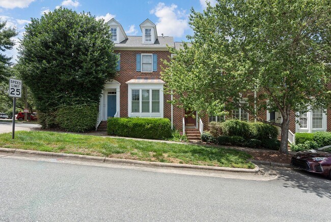 Foto del edificio - Southern Village Townhome available in early August