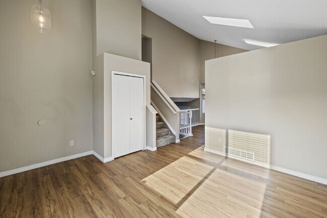 Foto del edificio - Convenient, Comfortable, and Close to Fort Carson and I-25! – 3BR Tri-Level in Colorado Springs!