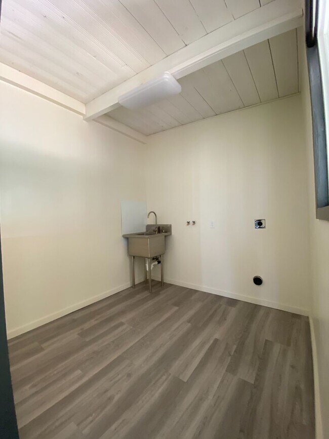 Foto del edificio - Beach House Rental in Waianae - Available Now