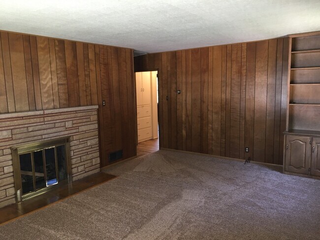 Foto del edificio - 4 bed - 2 bath Charming single family home walking distance to everything!