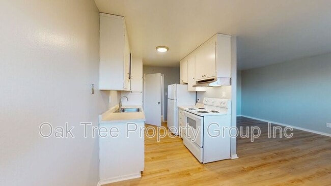 Building Photo - 3211 School St