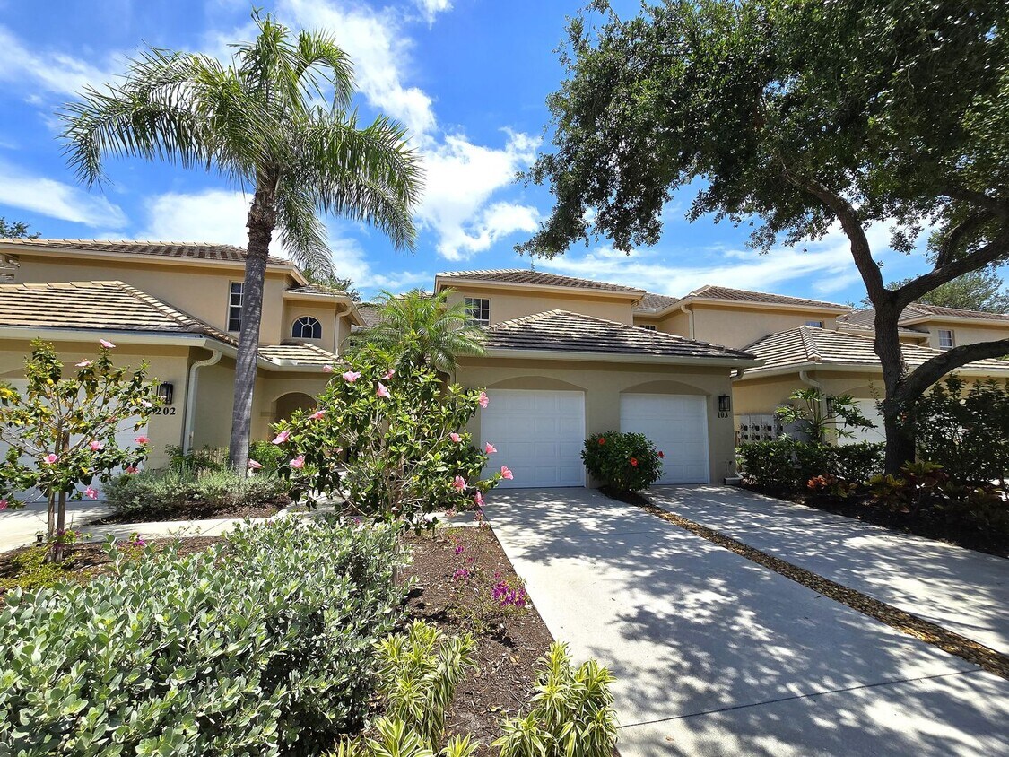 Foto principal - ** PELICAN LANDING ** 3 BED / 2 BATH - GAR...