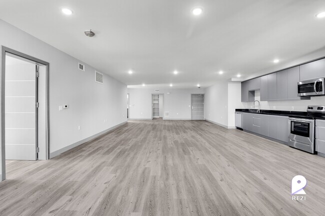 Foto del edificio - 7040 Woodman Ave