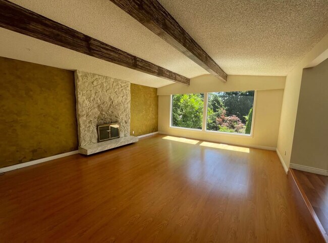 Building Photo - Upper House for Rent in Surrey – Panorama Ridge