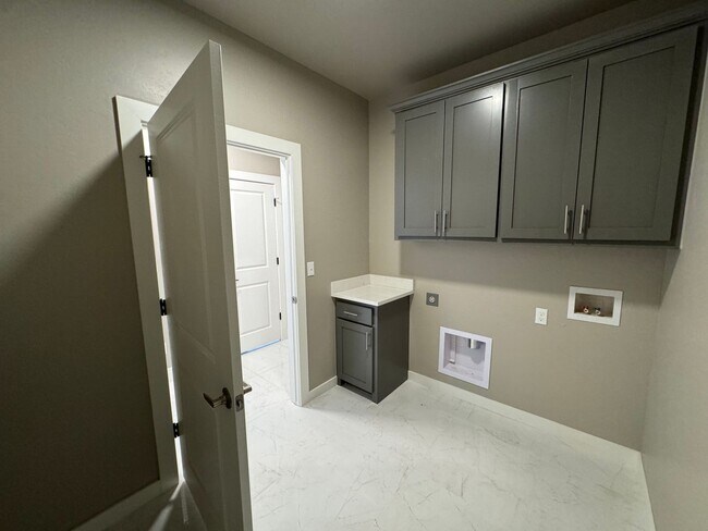 Building Photo - Luxurious Living: Modern 3BR/3BA Home In E...
