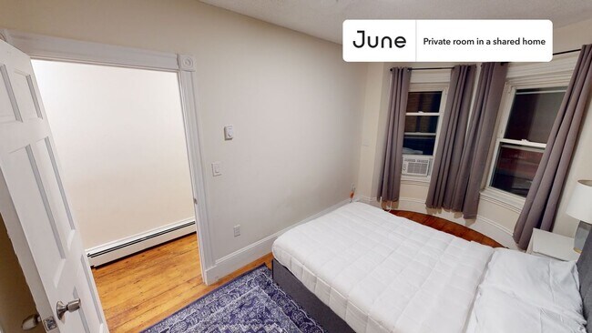 Building Photo - Private bedroom in 4 bed/2 bath Home