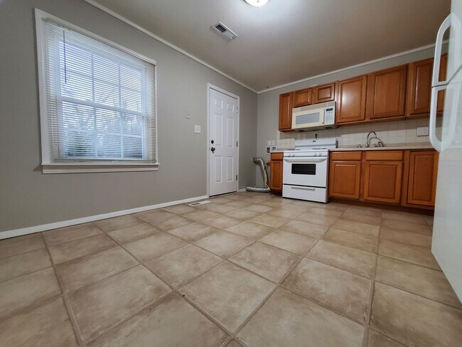 Building Photo - 3 Bed 1 Bath Home