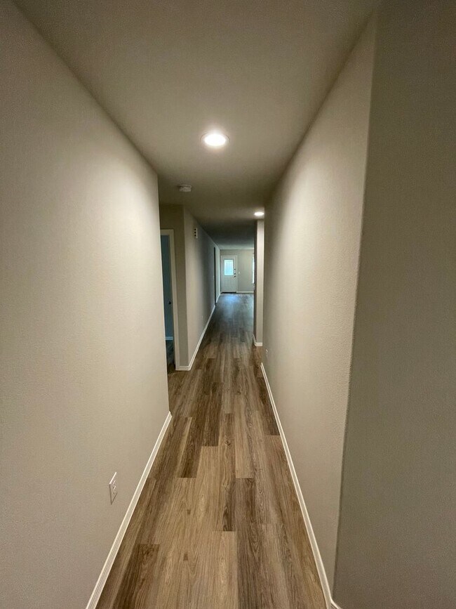 Building Photo - *Rent FREE until May1!* Four Bedroom | Two Bath Home in Conroe