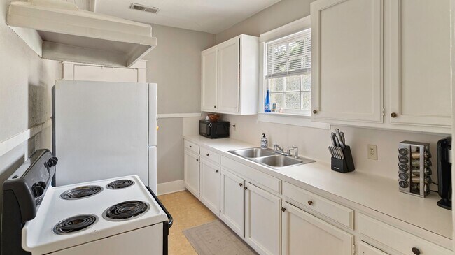Foto del edificio - Adorable Cottage Just Steps from LSU's Campus and the Lakes!
