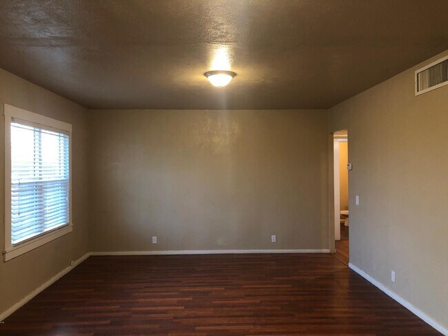 Foto del edificio - 7902 Clinton Ave