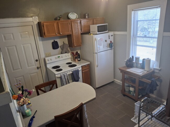 Kitchen - 3257 N Newhall St