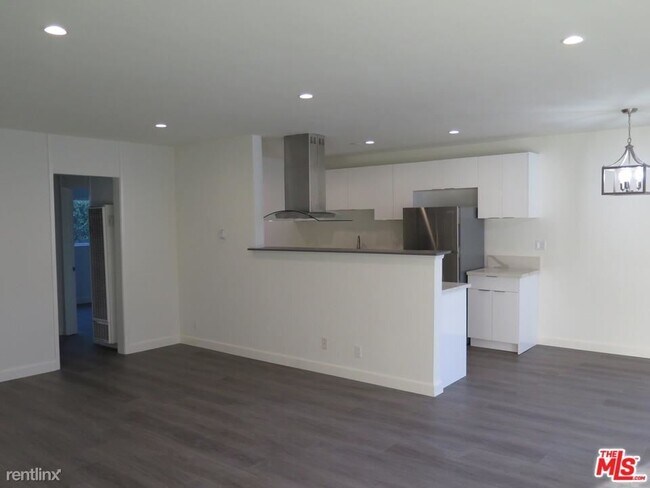 Building Photo - 1253 N Hayworth Ave