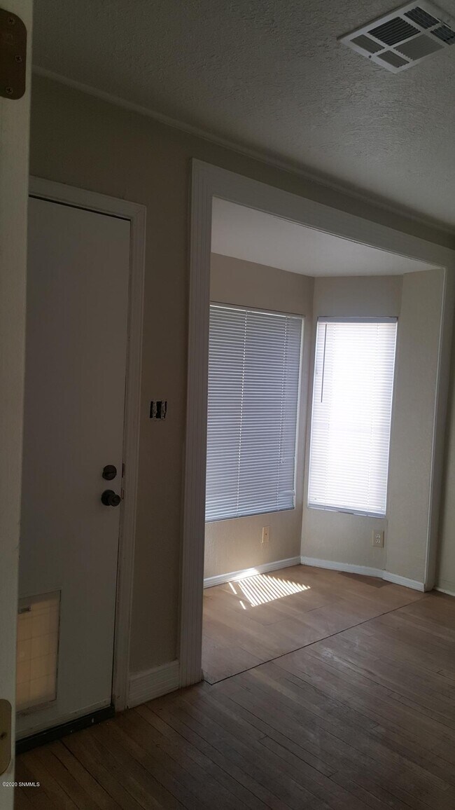 Foto del edificio - 701 N Miranda St