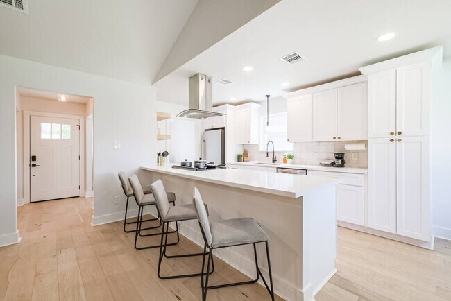 Foto del edificio - 6230 Rena St