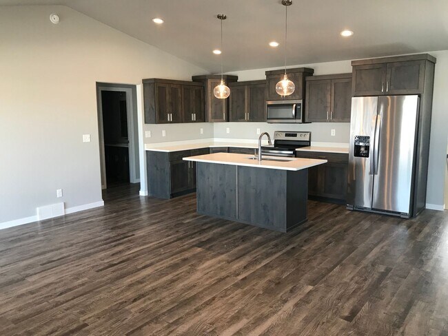 Building Photo - 4 bed 3 bath
