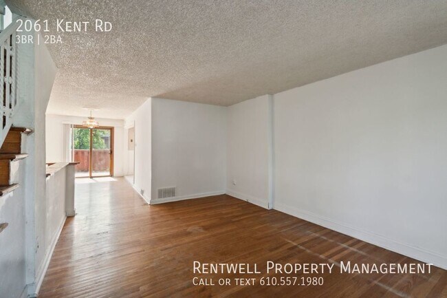 Building Photo - 3BR 1.5 BA Townhome +Central Air+Parking+F...
