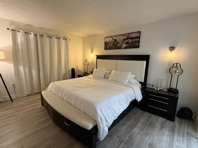 Master bedroom - 4900 NW 79th Ave