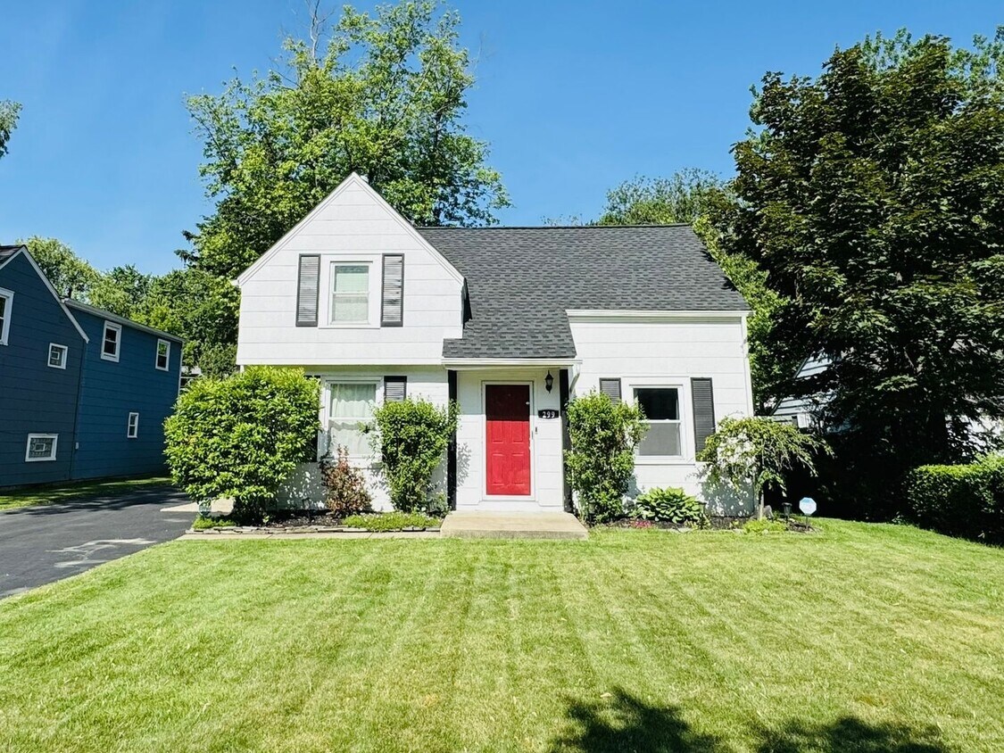 Primary Photo - Charming 4 Bedroom Home in Desirable Snyde...